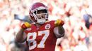 Pemain Kansas City Chief, Travis Kelce melakukan selebrasi setelah mencetak angka pada laga National Football League (NFL) melawan Chicago Bears di Arrowhead Stadium, Kansas, Misouri, Amerika Serikat pada Minggu (24/09/2023) waktu setempat. Laga dimenangkan oleh Kansas City Chief dengan skor 41-10. (AFP/Getty Images/Jason Hanna)