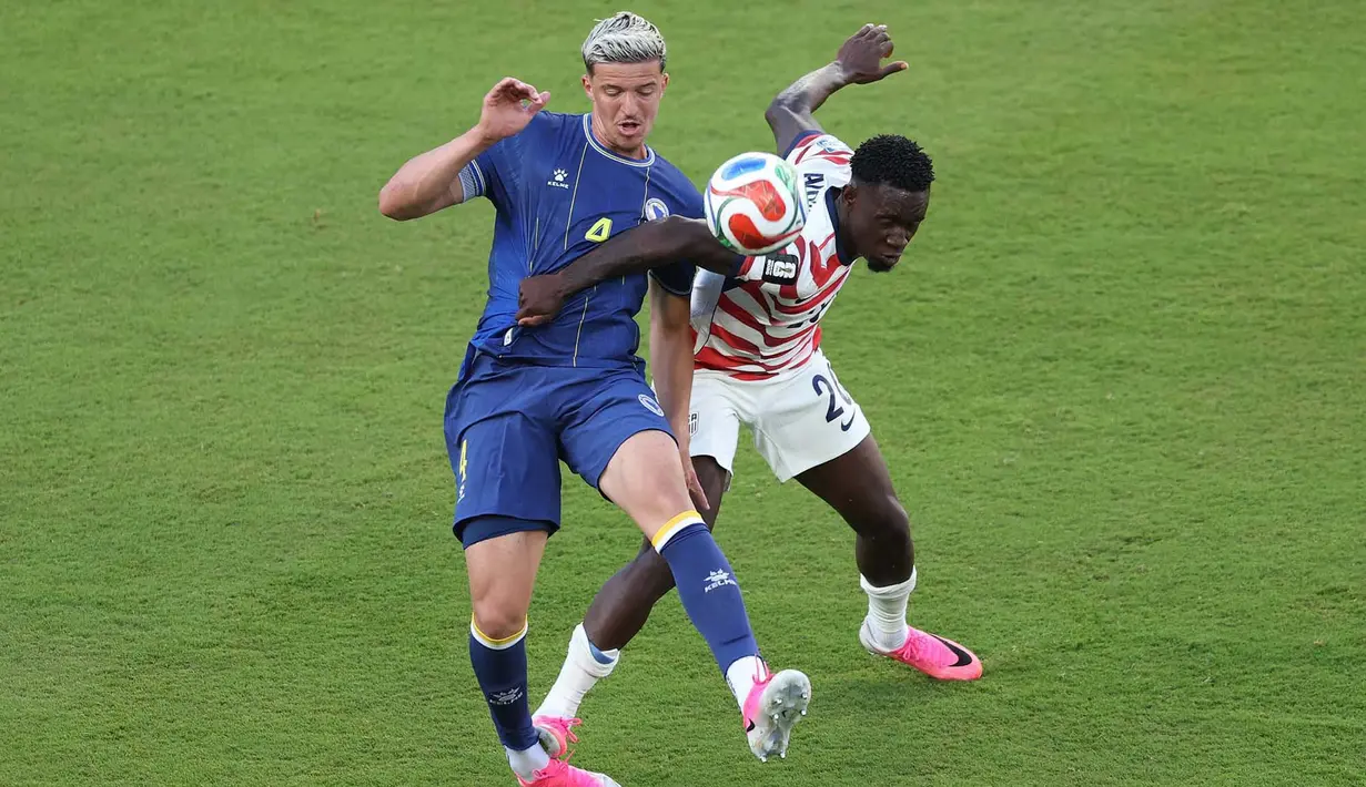 Pemain Amerika Serikat Folarin Balogun melakukan pelanggaran terhadap pemain Bosnia Tarik selama pertandingan babak 32 besar Piala Dunia FIFA 2026 antara AS dan Bosnia di Stadion San Francisco Bay Are, Santa Clara, California, Rabu, (01/07/2026). (AFP/ Getty Images/ Michael Steele)