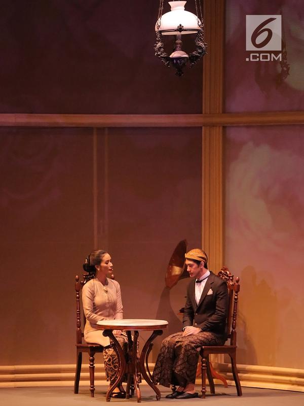 Reza Rahadian dan Marsha Timothy dalam pertunjukkan Bunga Penutup Abad di TIM, Jakarta (17/11).Pementasan ini disutradarai Wawan Sofwan, Deden Jalaludin Bulqini (Penata Multimedia), dan Ricky Lionardi (Penata Musik). (Fimela.com/Bambang E.Ros)