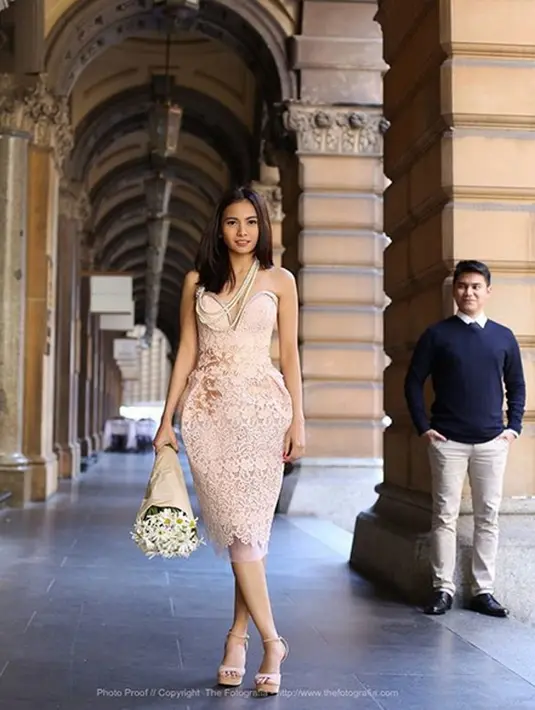 "Konsep bridal shower kayak gini lucu juga ya?" tulis pemilik akun ayuprahasta komentari foto Acha bersama sahabat dekatnya mengenakan busana hitam-hitam. Sedangkan Acha warna gold seperti Marilyn Monroe. (Instagram/vickykharisma)