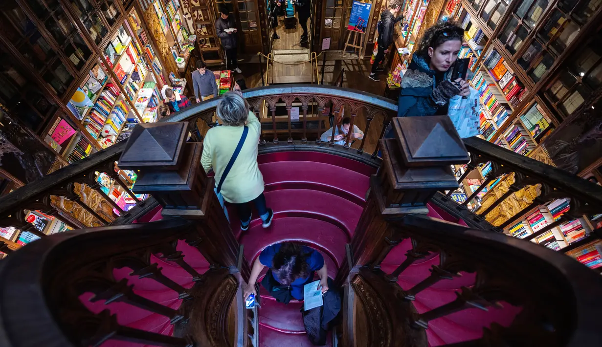 Suasana toko buku Lello di Porto, Portugal, Sabtu (12/1). Toko buku legendaris ini disebut-sebut sebagai salah satu toko buku terindah di dunia. (MIGUEL RIOPA/AFP)