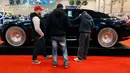 Pengunjung melihat mobil konsep " konsep Giugiaro GEA " yang ditampilkan di Essen Motor Show, Jerman, Jumat (27/11).(REUTERS/Ina Fassbender)