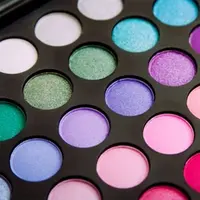 Jangan sampai salah memakai makeup untuk berkencan ya.