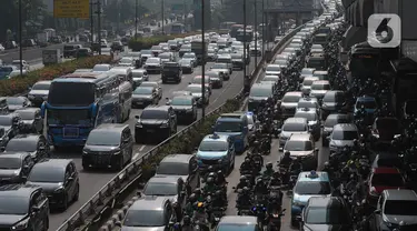 Kepadatan arus lalu lintas di jalan Gatot Subroto, Pancoran, Jakarta, Senin (13/11/2023). (merdeka.com/Imam Buhori)