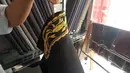 Detail dari bagian kerah pakaian yang akan dikenakan para Raja Adat saat ngunduh mantu Kahiyang-Bobby di Medan, Kamis (23/11). (Liputan6.com/Aditya Eka)