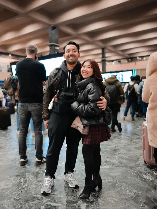 Jaket padding nggak kalah menarik dipadukan dengan plaid mini skirt, stocking, dan pointed heels [@kikysaputrii]