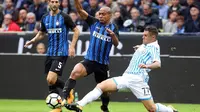 Gelandang Inter Milan, Joao Mario, berusaha melewati pemain SPAL pada laga Serie A di Stadion Giuseppe Meazza, Minggu (10/9/2017). Inter Milan menang 2-0 atas SPAL. (AP/Matteo Bazzi)