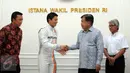 Pembalap Indonesia, Rio Haryanto (kedua kiri) saat menemui Wakil Presiden Jusuf Kalla di Istana Wapres, Jakarta, Senin (14/3/2016). Kedatangan Rio untuk meminta restu jelang laga perdana Formula 1, 20 Maret mendatang. (Liputan6.com/Helmi Fithriansyah) 