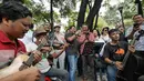 Kepala Staf Kepresidenan Moeldoko bernyanyi saat merayakan ulang tahunnya yang ke-61 di Taman Suropati, Jakarta, Minggu (8/7). Moeldoko merayakan momen pergantian tahunnya bersama istri dan keluarga. (Liputan6.com/Herman Zakharia)