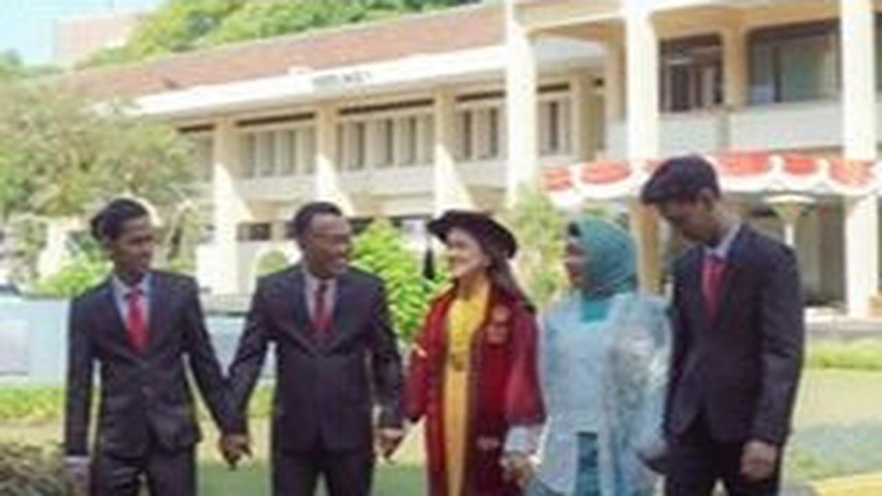 Putri sulung Sugiri itu diketahui baru saja lulus dari Universitas Padjajaran, Bandung jurusan Ilmu Politik.