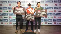 Tirta Suparjo (kiri) juara Darts National Competition Series 02. (Liputan6.com/Harley Ikhsan)