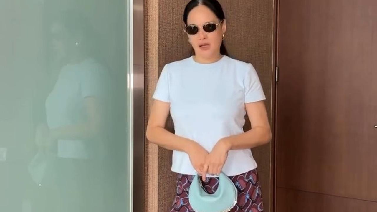 Gaya Donna Harun saat Akan Kumpul dengan Sahabat Curi Perhatian