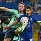 Bek Leicester City Jonny Evans (kiri) berebut bola dengan gelandang Chelsea Christian Pulisic (kanan) pada laga tunda pekan ke-27 Liga Inggris 2021-2022 di Stadion Stamford Bridge, Jumat (20/5/2022) dini hari WIB. Chelsea harus puas bermain imbang 1-1 ketika menjamu Leicester City. (Glyn KIRK / IKIMAGES / AFP)