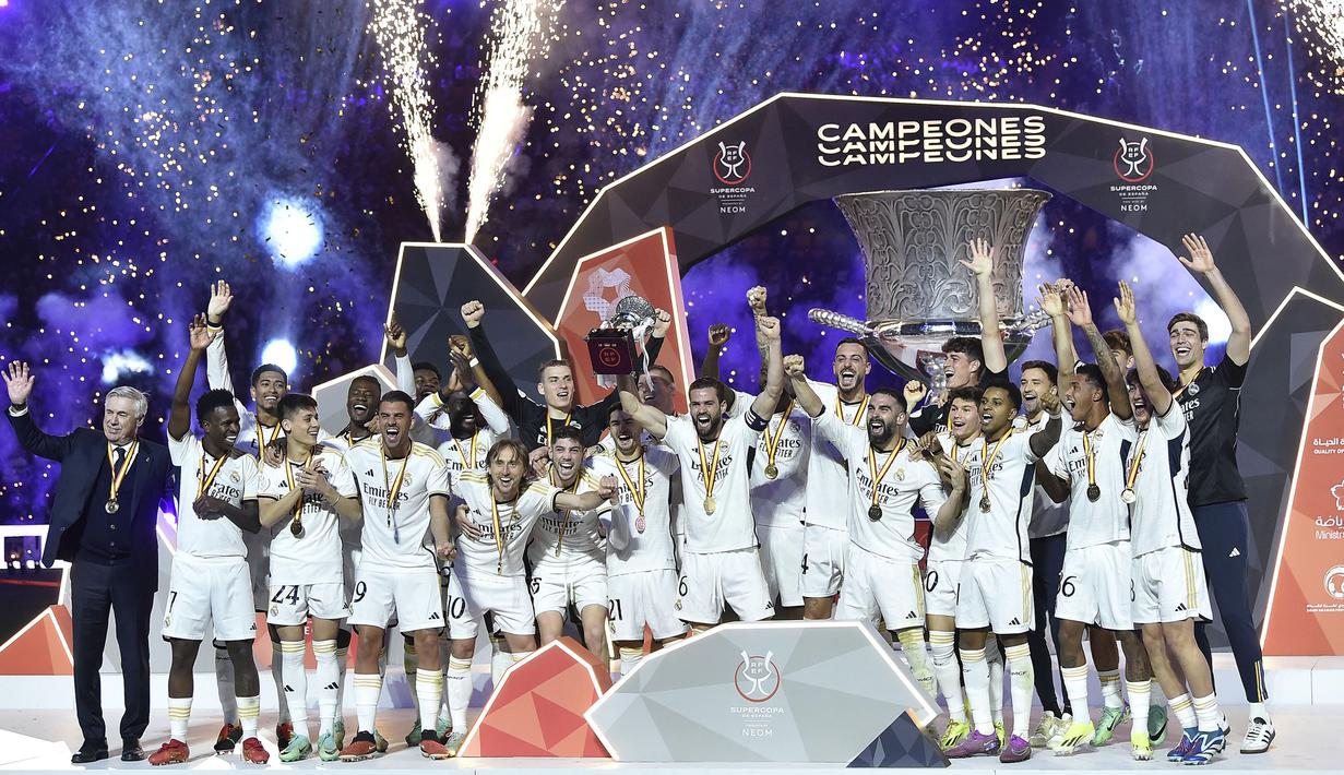 Pemain Real Madrid mengangkat trofi Piala Super Spanyol setelah mengalahkan Barcelona dengan skor 4-1 di Stadion King Saud University, Riyadh, Arab Saudi Senin (15/1/2024) dini hari WIB. (AP Photo)