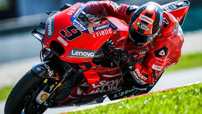 Pebalap Ducati, Danilo Petrucci, saat beraksi pada tes pramusim MotoGP 2019 di Sirkuit Sepang, Kamis (7/2). Pada tes pramusim kali ini Maverick Vinales menduduki posisi pertama dengan catatan waktu 1 menit 58.897 detik. (AFP/Mohd Rasfan)