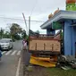 Sebuha truk menabrak pengendara sepeda motor yang sedang berteduh, 1 orang tewas di Banyuwangi (Hermawan Arifianto/Liputan6.com)