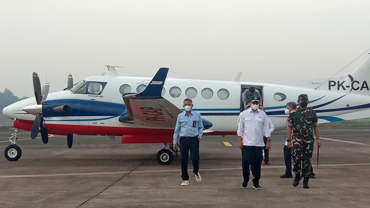 Menteri Perhubungan (Menhub) Budi Karya Sumadi melakukan uji coba runway di Bandara Halim Perdanakusuma, Jakarta, Selasa (12/7/2022).