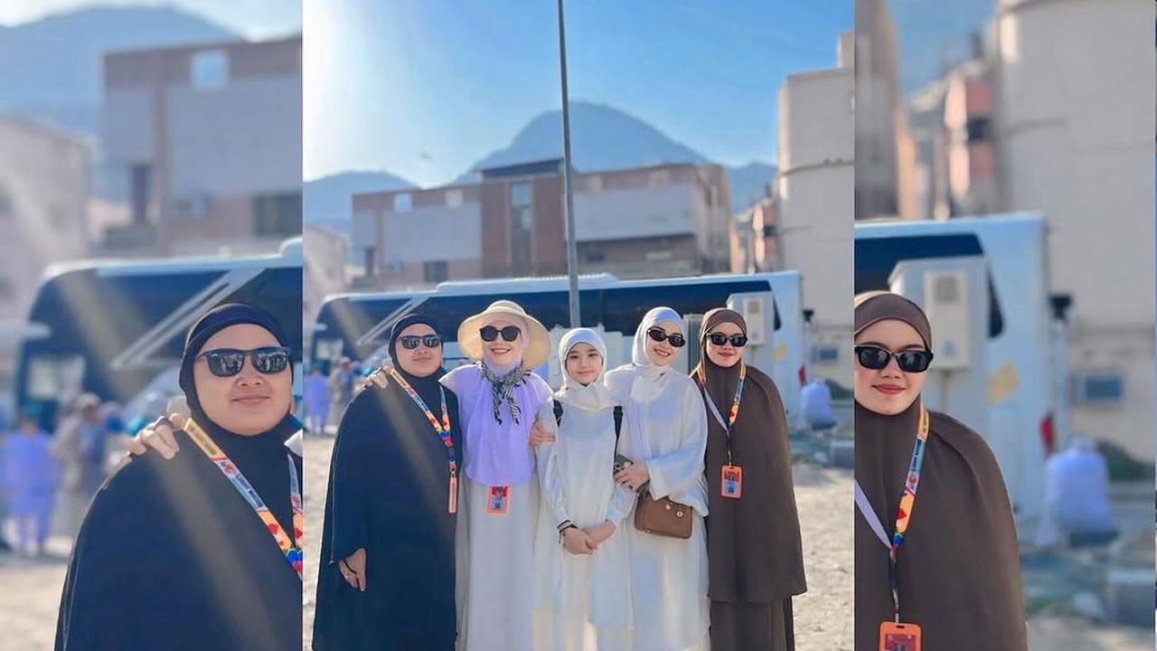 Potret Ayu Ting Ting Kenakan Gamis Serba Putih saat Umrah dengan Keluarga