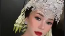 <p>Untuk makeup, Aura Kasih memilih gaya flawless dengan lipstick merah. Penampilan Aura Kasih ini membuat publik jadi pangling. [Foto: instagram.com/aurakasih]</p>