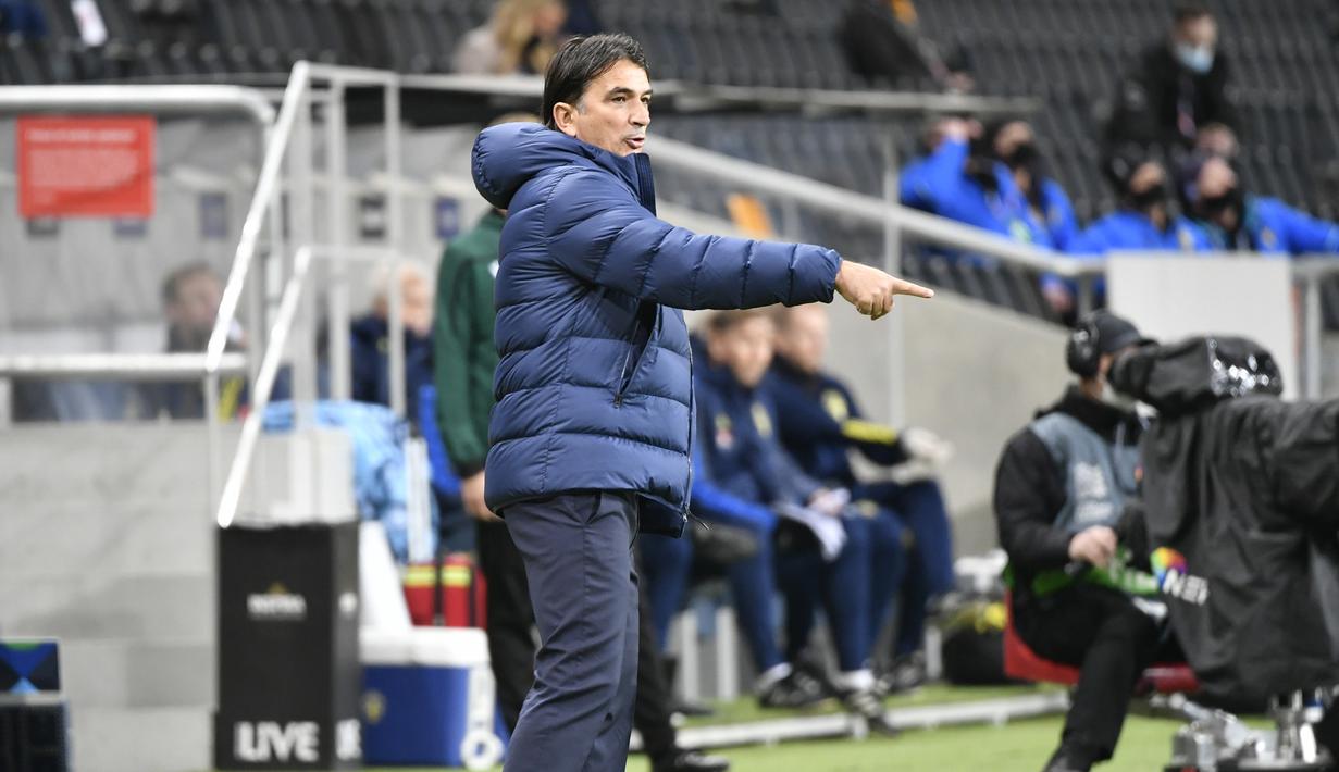 Pelatih Kroasia, Zlatko Dalic, memberikan arahan kepada pemainnya dalam laga UEFA Nations League Grup 3 di Friends Arena, Solna, Swedia, Minggu (15/11/2020) dini hari WIB. Kroasia menyerah 1-2 dari Swedia. (AFP/Henrik Montgomery/TT News Agency)