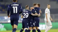 Para pemain Lazio merayakan gol yang dicetak oleh Ciro Immobile ke gawang Zenit Saint Petersburg pada laga Liga Champions di Stadion Olimpico, Roma, Rabu (25/11/2020). Lazio menang dengan skor 3-1. (AP/Andrew Medichini)