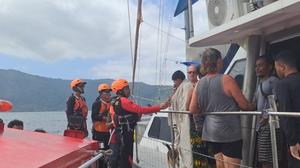 Tim SAR Gabungan Berhasil Evakuasi Delapan Awak Kapal Tenggelam di Maluku Tengah