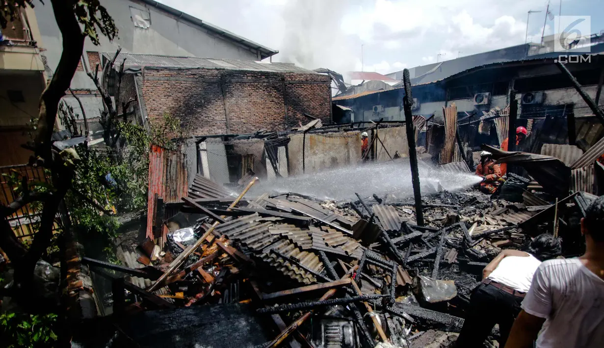 Suasana gudang kosmetik yang ludes terbakar Jalan Bandengan 1 No 56, RT 04/12, Kelurahan Pekojan, Kecamatan Tambora, Jakarta Barat, Senin (4/12). Kebakaran tersebut juga menghanguskan lima rumah disekitar gudang tersebut. (Liputan6.com/Faizal Fanani)