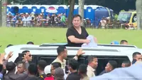 Momen Prabowo Lempar Bagikan Baju dari Mobil Usai Pidato Hari Buruh di Monas