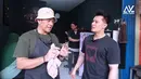 Belum lama ini, artis Genta Buana menyambangi warung tempat Aris berjualan. Aktor yang kerap mendapat peran antagonis itu jualan tahu bakso bersaha temannya yang juga pernah main produksi Genta Buana. [Youtube/Afdhal Yusman]