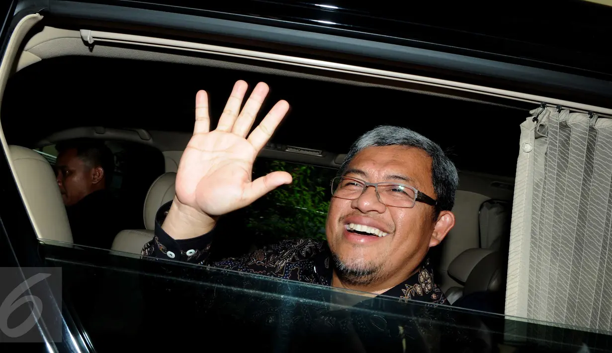 Gubernur Jawa Barat, Ahmad Heryawan atau biasa disapa Aher usai diperiksa Bareskrim Polri di Jakarta, Kamis (28/1). Aher menjalani pemeriksaan kedua sebagai saksi kasus korupsi pembangunan stadion Gelora Bandung Lautan Api. (Liputan6.com/Helmi Afandi)