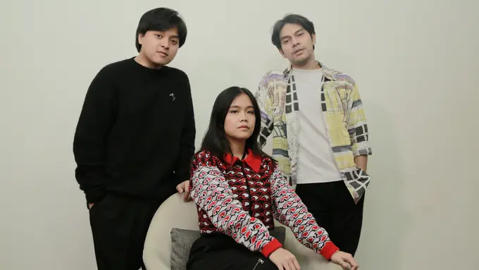 Grup band KIM beranggotakan Arsy Widianto, Rachel Amanda, dan Gusty Pratama. (Foto: Adrian Putra/Fimela)