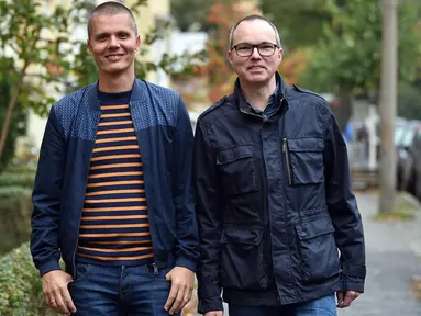 Pasangan Gay Jerman Michael (kiri) dan Kai Korok berjalan di Berlin, (10/10). Pasangan sesama jenis ini resmi mengubah status kemitraan sipil mereka menjadi pernikahan resmi pada tanggal 2 Oktober. (AFP Photo/dpa/Britta Pedersen/Jerman Out)