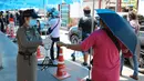 Staf memberikan cairan disinfektan kepada orang-orang di pintu masuk Pasar Akhir Pekan Chatuchak di Bangkok, 9 Mei 2020. Pasar akhir pekan terbesar di Thailand ini kembali dibuka untuk hari pertama pada Sabtu (9/5) dengan sejumlah langkah ketat demi mengatasi pandemi COVID-19. (Xinhua/Zhang Keren)