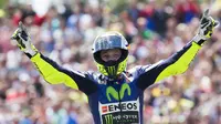 Ekspresi Valentino Rossi setelah menjadi juara. (AP Photo/Vincent Jannink)