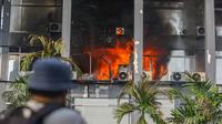 Dinas Gulkarmat DKI Jakarta mengatakan kebakaran yang melanda gedung Badan Keamanan Laut (Bakamla) Republik Indonesia sudah bisa dikendalikan. (merdeka.com/Arie Basuki)