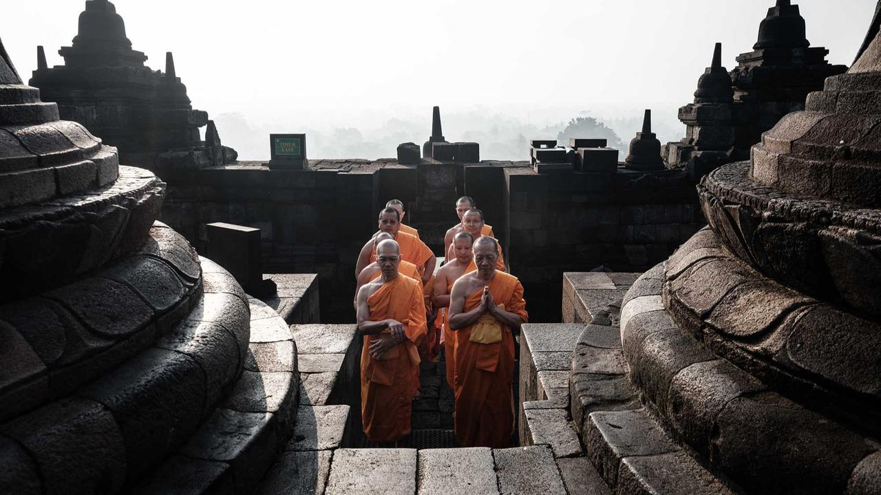 FOTO: Khidmat Puja Bakti Doa Biksu di Candi Borobudur