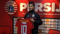 Persija memperkenalkan Farri Agri sebagai rekrutan anyar di Kantor Persija, Setiabudi, Jakarta Selatan, Rabu (18/9/2019). (Bola.com/Muhammad Adiyaksa).