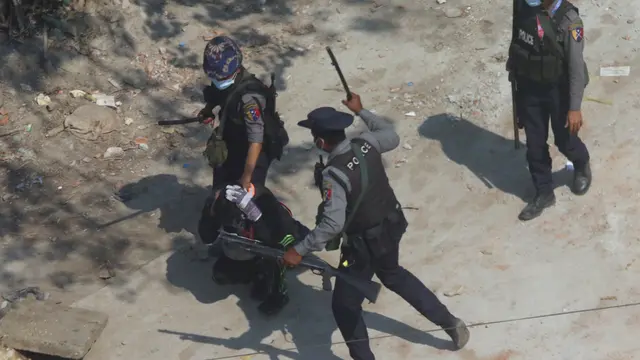 Potret Polisi Myanmar Pukuli Pengunjuk Rasa