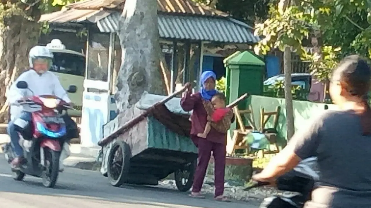 Demi Hidup dan Anak, Perempuan Ambarawa Ini Punguti Sampah