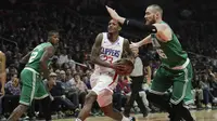 Penggawa Los Angeles Clippers Lou Williams (tengah) beraksi pada laga NBA melawan Boston Celtics di Staples Center, Senin (11/3/2019) atau Selasa WIB. (AP Photo/Jae C. Hong)
