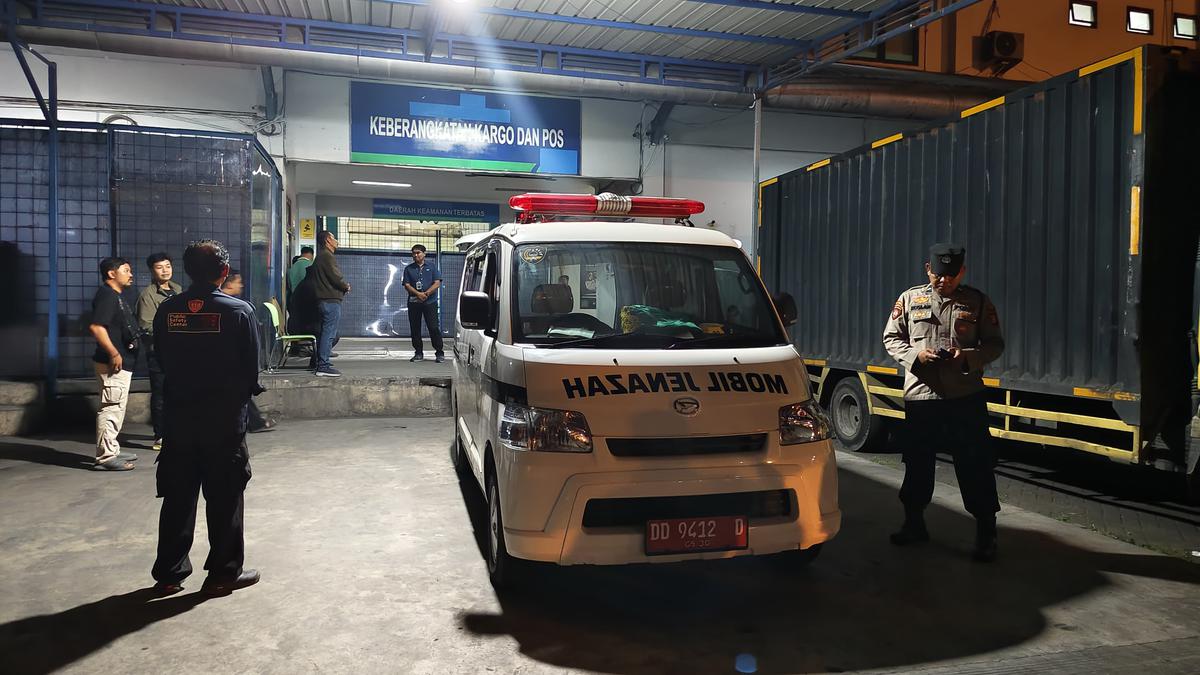 Bupati Maros Chaidir Syam mendampingi keluarga Valenth di Terminal Kargo Bandara Internasional Sultan Hasanuddin. (merdeka.com/istimewa).