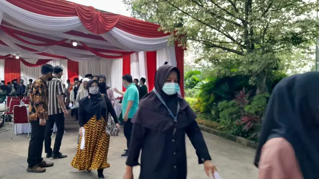 Antrean vaksinasi menggunakan Inavac di Gunung Sindur, Kabupaten Bogor.