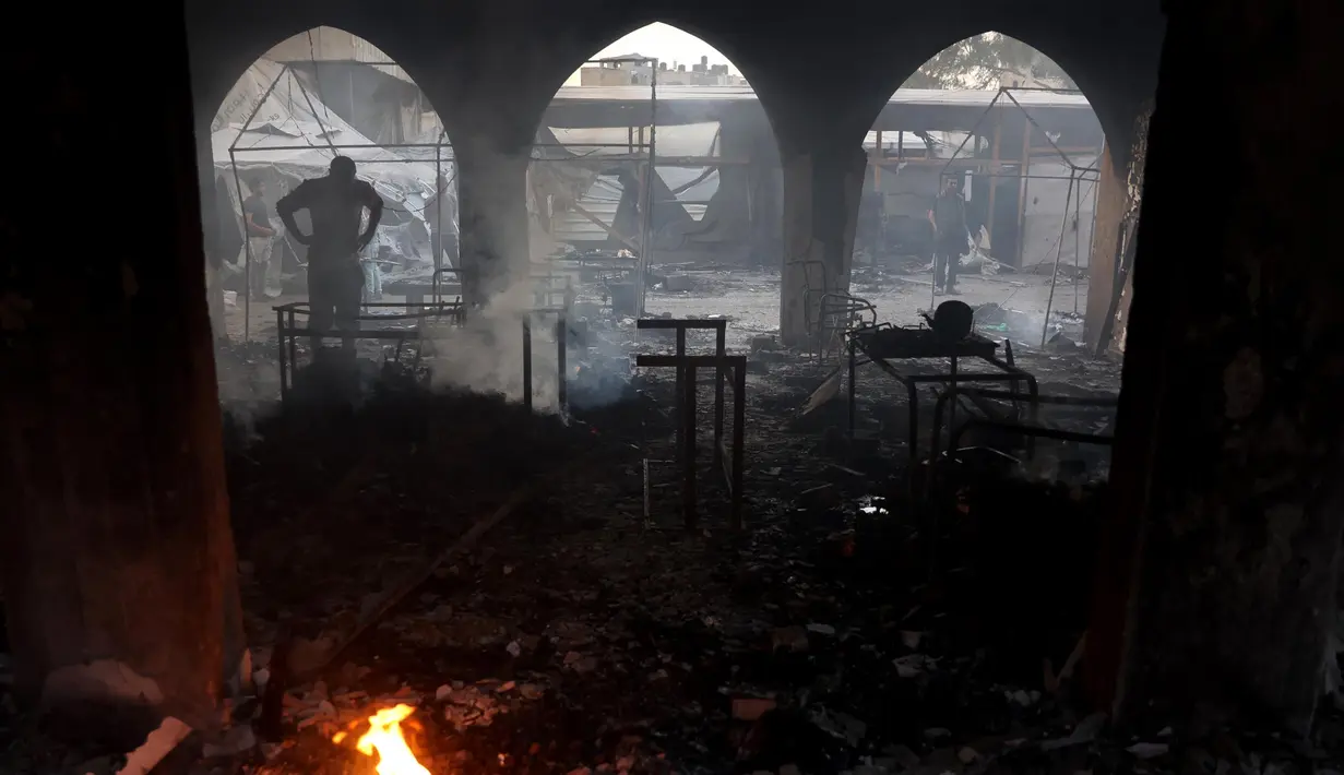 Juru bicara badan pertahanan sipil Gaza, Mahmoud Bassal, pada Rabu (23/4/2025) menyebut 11 orang di antaranya, termasuk wanita dan anak-anak, tewas akibat serangan udara yang menargetkan gedung sekolah Yafa di area Al-Tuffah, kota Gaza. (Omar AL-QATTAA/AFP)