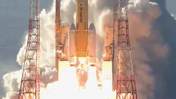 Roket H-IIA lepas landas dari landasan peluncuran di Tanegashima Space Center di Tanegashima, Jepang, Senin (20/7/2020). Roket yang membawa kendaraan luar angkasa buatan Uni Emirat Arab (UAE) diluncurkan menuju Mars dalam misi pertama antarplanet bagi negara  Arab (Hiroki Yamauchi/Kyodo News via AP)
