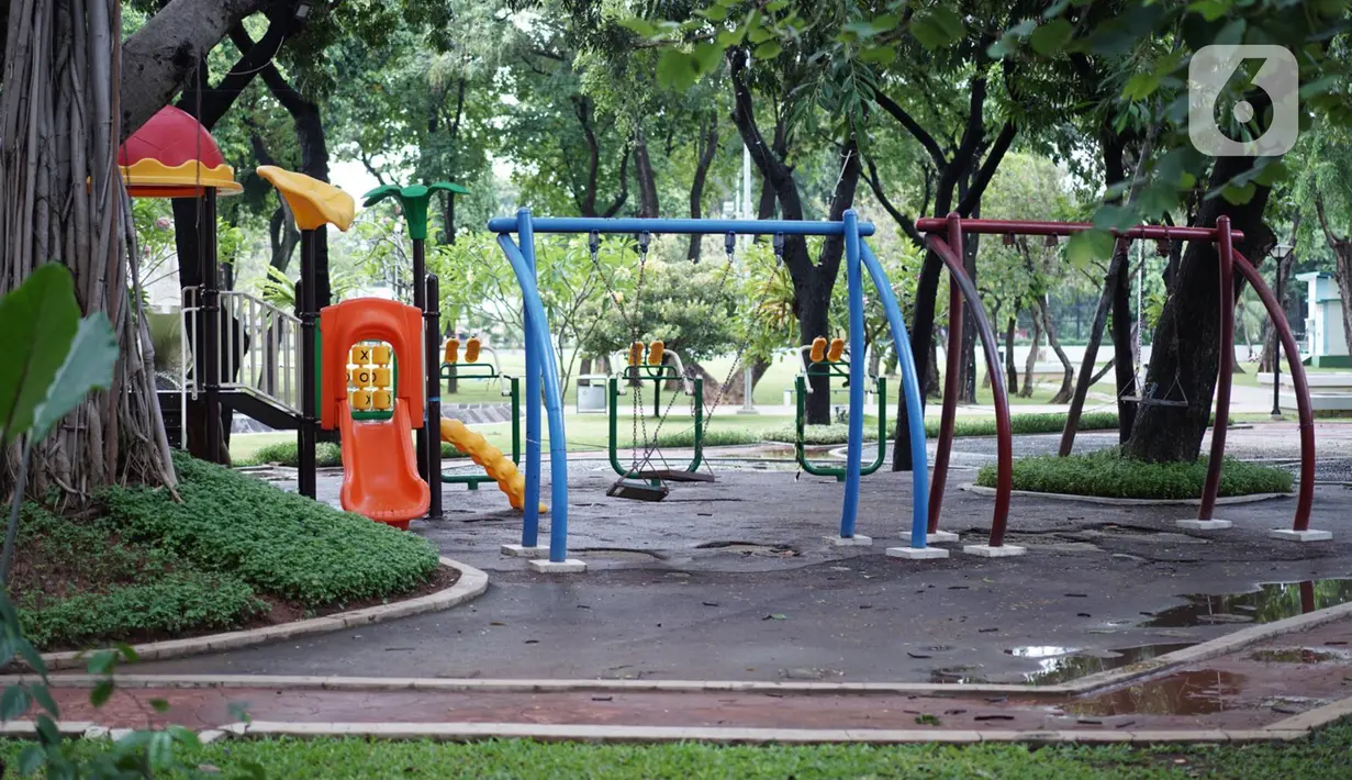 Suasana Taman Lapangan Banteng yang tutup di Jakarta, Minggu (20/9/2020). Seluruh taman kota dan hutan kota ditutup kembali untuk sementara terkait pemberlakuan PSBB total di Jakarta guna menekan penyebaran virus covid-19. (Liputan6.com/Immanuel Antonius)
