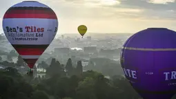 Sejumlah balon udara lepas landas massal selama festival tahunan balon udara panas Bristol di Bristol, Inggris (8/8/2019). Ratusan balon terbang menghiasi langit Inggris dalam festival tahunan balon udara panas Bristol selama akhir pekan mendatang saat cuaca cerah. (Ben Birchall/PA via AP)
