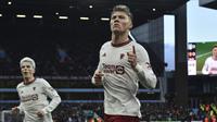 Selebrasi striker Manchester United, Rasmus Hojlund setelah mencetak gol pertama timnya ke gawang Aston Villa pada laga pekan ke-24 Premier League 2023/2024 di Villa Park, Birmingham, Minggu (11/2/2024). (AP Photo/Rui Vieira)