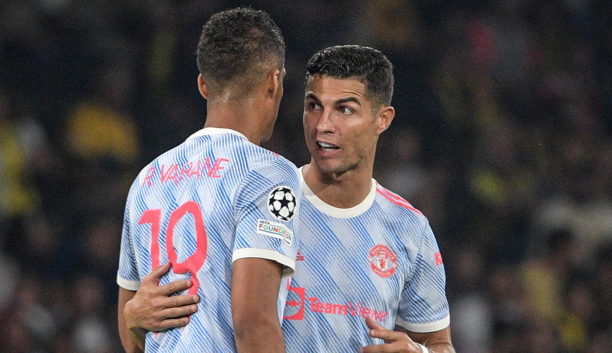 Memasuki babak kedua, Manchester United mengambil inisiatif bertahan untuk mempertahankan keunggulan 1-0. Raphael Varane dimasukkan menggantikan Donny van de Beek di menit ke-46. (Foto: AFP/Sebastien Bozon)