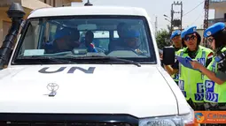 Citizen6, Lebanon: Dalam pelaksanaan MP Check Point UNIFIL, kedua Wanita TNI ini memberikan salam, penghormatan dan  menanyakan kelengkapan surat - surat kendaraan sesuai aturan di UNIFIL. (Pengirim: Badarudin Bakri Badar).