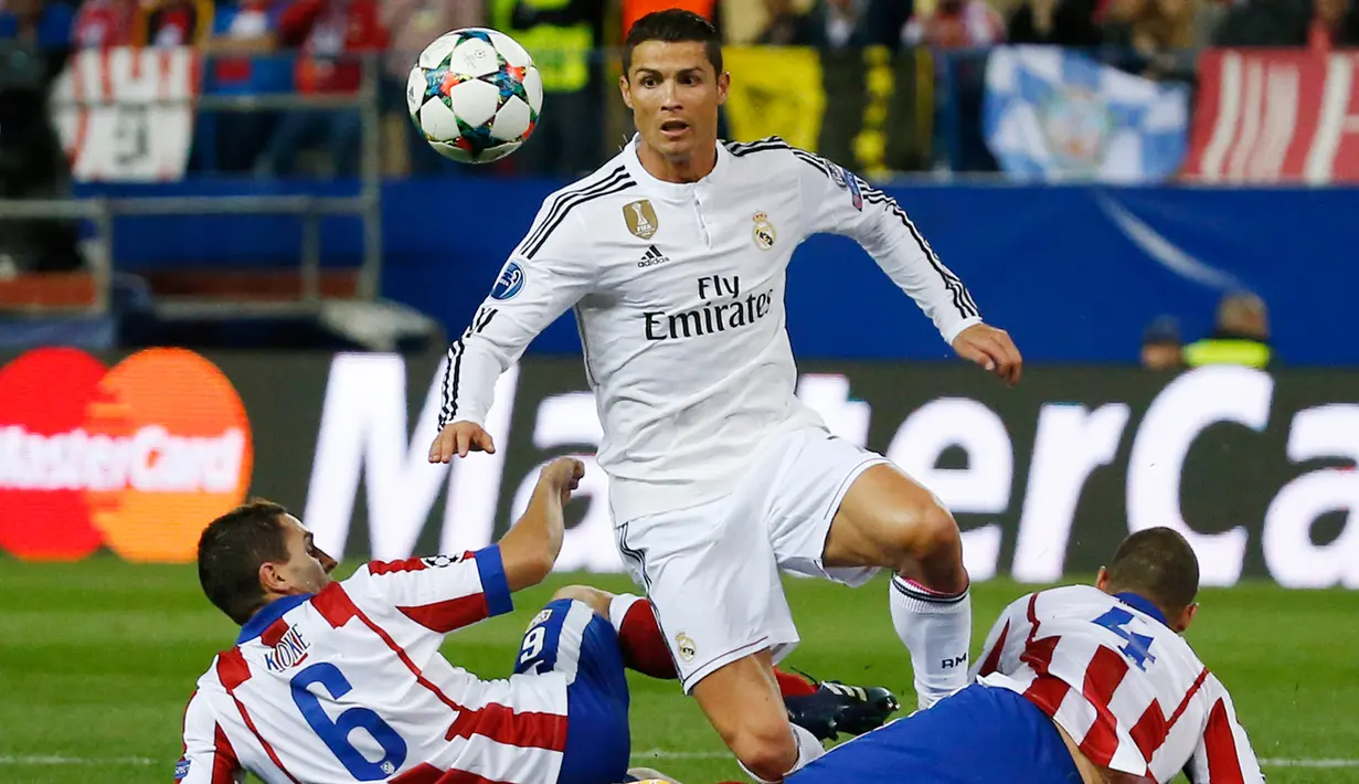 Duel panas terjadi di leg pertama perempat final Liga Champions antara Atletico Madrid dengan Real Madrid di Stadion Vicente Calderon, Spanyol, Rabu (15/4/2015) Atletico Madrid bermain imbang 0-0 dengan Real Madrid. (Reuters/Paul Hanna)